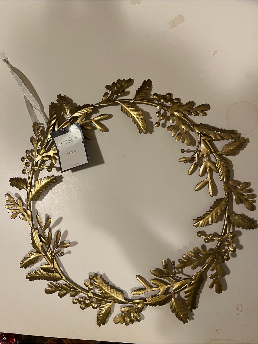 NWT METAL THRESHOLD HOLIDAY WREATH.